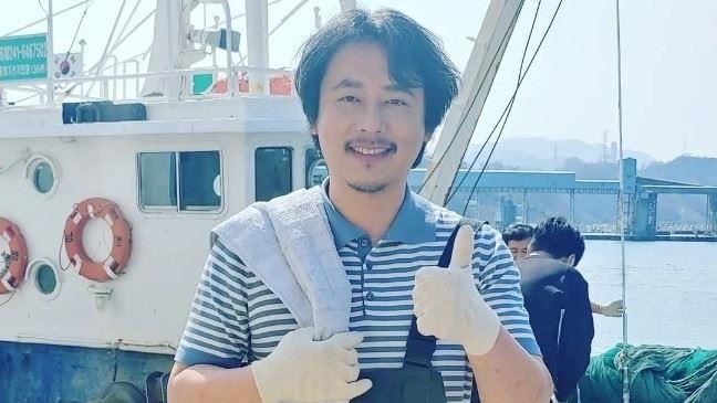 46歲韓星全勝宰腦出血病逝。台大醫院神經部主治醫師蔡欣熹提醒，若突然出現劇烈頭痛、噁心嘔吐、意識混亂或單側肢體無力等症狀，應立即就醫，把握黃金搶救時間。（圖／翻攝自IG）