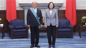 蔡英文總統今（16）日下午頒授行政院前院長蘇貞昌「一等卿雲勳章」。（圖／總統府提供)
