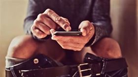 老公在廁所看謎片，忘關蘋果「接力」功能被抓包。（示意圖／pixabay）