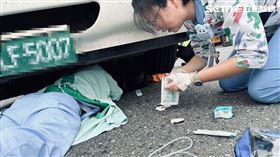 59歲婦人遭聯結車捲入車底，護理師救人心切，趴車輪旁施救。（圖／翻攝畫面）