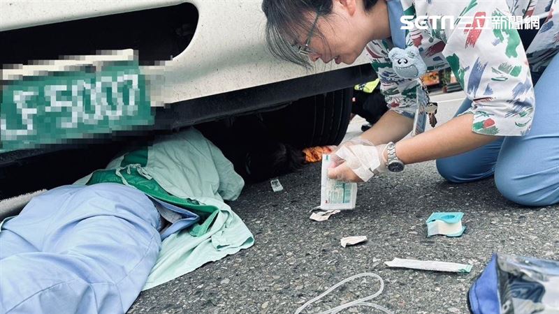 車禍救人！醫護趴車底打點滴　感動萬人