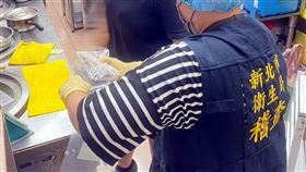 點外賣滷味發現黴菌絲  新北稽查店家（2）新北市衛生局接獲民眾反映透過外送平台購買的滷味疑有發霉情形，15日派員依商家地址前往稽查，確實為實體餐飲業者，且有配合外送服務；現場待售滷味沒有發現異狀，已抽樣檢驗。（新北市衛生局提供）中央社記者黃旭昇新北市傳真  113年5月16日