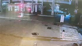 員林車站出現「阿飄」？女子兩手提袋，站路邊不動，靜止，網驚：想嚇誰，機車騎士上前確認(圖／翻攝畫面)