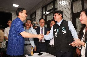 藍白立委議場前輪班排隊　朱立倫晚間到