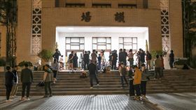 國會改革法案恐掀表決戰　議場前深夜燈火通明立法院會17日將處理國民黨與民眾黨所提國會改革相關法案，兩黨立委自15日起即在議場前輪班排隊，確保17日院會議事順暢，16日深夜議場門前燈火通明，不少媒體也到場關注。中央社　113年5月16日
