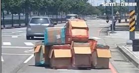 台中回收嬤開「變形金剛」蛇行　路人看傻（圖／爆廢公社）