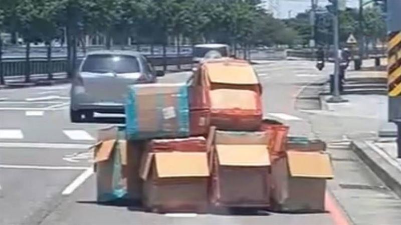台中回收阿嬤開「箱型車」蛇行　網全看傻
