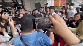 藍綠白交鋒，議場門口爆推擠衝突（圖／翻攝畫面）