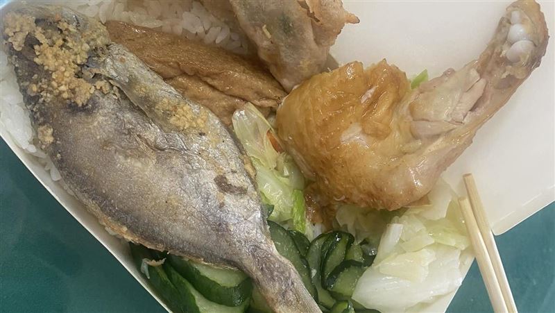 便當魚＋雞腿只賣60元　他曝阿婆心願惹淚