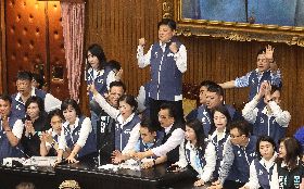 藍白立委占領主席台