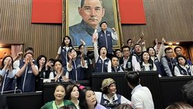 陳培瑜控傅崐萁站在韓國瑜椅子上「以為自己是花蓮王登基了？」（圖／翻攝自陳培瑜臉書）