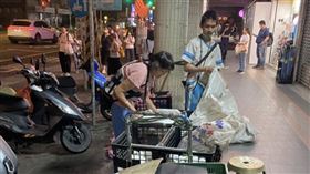 捷運新店區公所站1號出口附近，近日有民眾發現一名身穿制服或運動服的男高中生在擺攤賣蔬菜跟水果，據了解，男高中生的父親已過世、母親離家，他本身雖罹病，但近年來幾乎每天風雨無阻擺攤，盼能賺取微薄的生活費，不少民眾都為他的處境感到心疼。