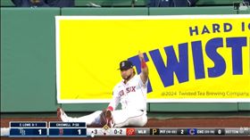 ▲紅襪右外野手阿布瑞尤（Wilyer Abreu）追球撞上全壘打牆，結果沒有接到。（圖／翻攝自MLB官網）