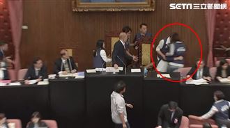 超嚴重！鍾佳濱衝主席台摔倒　藍委還勒脖