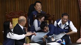 陳菁徽遭鍾佳濱飛撲。(圖/陳菁徽辦公室提供)