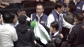 蔡易餘指控徐巧芯拿民進黨旗子勒人。（圖／翻攝自蔡易餘臉書）