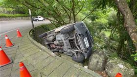 新北市金山區法鼓路今天發生一起嚴重車禍事故，一名30歲男子駕駛小貨車車行經該路段時，疑因路不熟，停靠路旁下車問路，不料車輛往下滑動，男子情急之下欲以肉身擋車，卻被翻覆的車輛壓住，警消人員獲報到場救援，救出受困的男子，但該男已無生命跡象，現已送往金山台大急救，確切的事故原因仍待調查釐清。