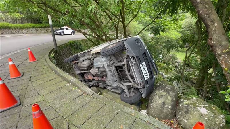 新／又見肉身擋車　男駕駛受困車底命危