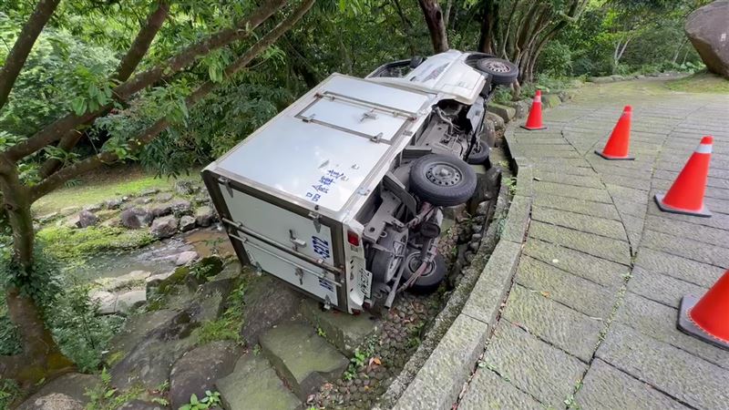 小貨車翻覆壓住駕駛。（圖／翻攝畫面）