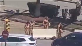 女遊客「只穿比基尼」逛街！居民怒斥：觀光小島變鬼島（圖／翻攝自推特）