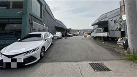 新北市五股區今天（17日）下午1時許發生一起持槍搶案，一名男子在五股區新五路二段133號前持槍搶走一輛民車，隨後開車往林口、泰山方向逃逸。