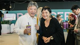 金棕櫚名導是枝裕和（左）與金馬影后張艾嘉（右）在坎城相見喝珍奶。（圖／金馬執委會提供）僅限一次報導使用，勿用