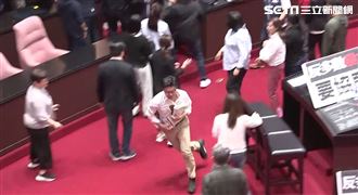 郭國文搶周萬來資料衝出議場　藍委攔不住