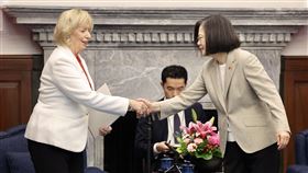 蔡總統接見加拿大國會520慶賀團（2）總統蔡英文（右）17日在總統府接見加拿大國會參加中華民國第16任正副總統就職慶賀團，與加台國會議員友好協會會長暨加拿大聯邦眾議院國際貿易委員會主席史葛洛（Judy Sgro）（左）握手致意。中央社記者王飛華攝  113年5月17日