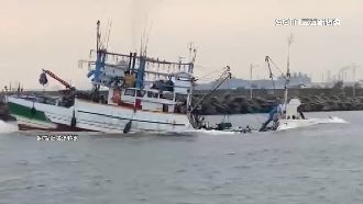 漁船「半身船頭」浸海裡　網笑：變潛水艇