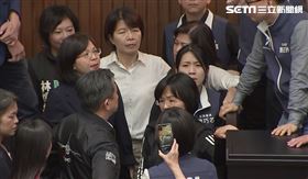 民進黨立委林淑芬批徐巧芯詐騙集團。