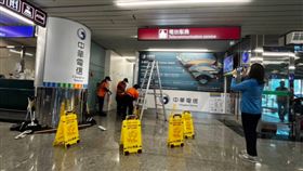 桃機二航天花板漏水？4F美食街業者曝真相