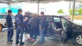 李男酒後不滿工頭積欠薪水，便掏出空氣槍恐嚇叫囂，讓現場同事都嚇歪。（圖／警方提供）