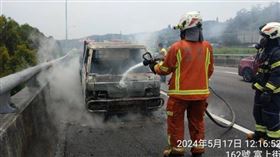 五楊高架驚見火燒車，消防員緊急滅火。（圖／翻攝畫面）