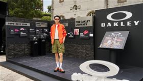 蔡凡熙於《Oakley備戰應援車》上體驗品牌專利技術。（圖／Oakley提供）