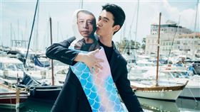 《破浪男女》吳慷仁親楊雅喆美人魚抱模樣逗趣。（圖／台北双喜電影提供）