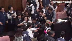 ▲立法院議場爆衝突，藍綠委扭打。