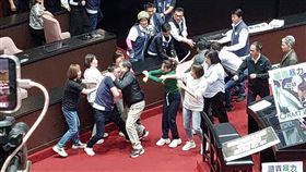 ▲王定宇與廖先翔在立法院議場爆衝突。（圖／記者陳怡潔攝影）