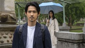 周渝民在《車頂上的玄天上帝》一人分飾兩角。（圖／甲上娛樂提供）