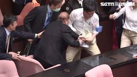 民進黨立委郭國文搶走立法院秘書長周萬來手中資料