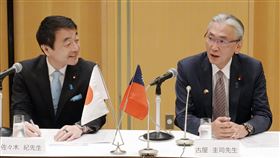 日本跨黨派議員觀禮520大典  古屋圭司：意義大總統當選人賴清德20日就職，日本跨黨派國會議員聯盟「日華議員懇談會」31人組團觀禮，是人數最多的一次。日華懇會長古屋圭司（右）17日開記者會表示，除了日本共產黨以外的所有黨派共31人參加，意義重大。中央社記者楊明珠東京攝  113年5月17日