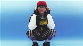 怪奇比莉推出新專輯《溫柔重擊》。（圖／環球西洋提供）