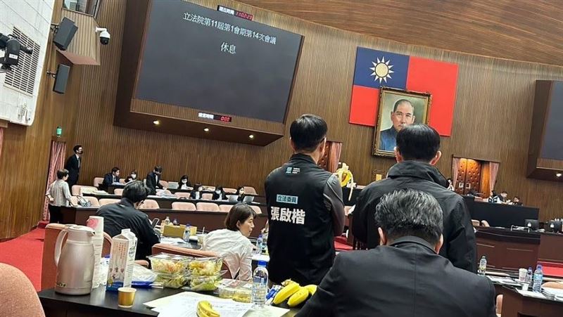 被黃捷直擊吃民進黨團香蕉！張啓楷喊冤