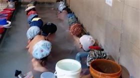 19人擠3坪共浴池「前胸貼後背」超尷尬　議員重批北市府。圖/鏡週刊