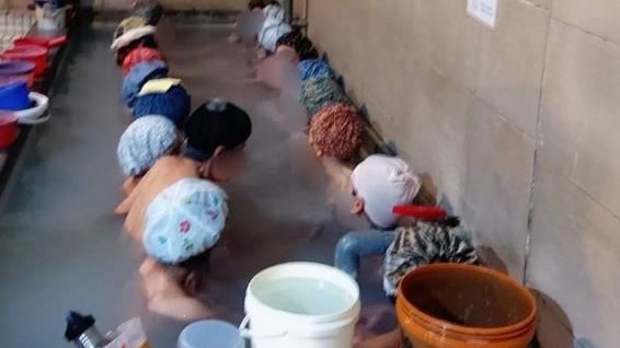 19人擠3坪浴池！「前胸貼後背」超尷尬