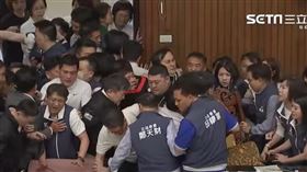 立法院今天爆發激烈衝突，多名立委掛彩送醫。