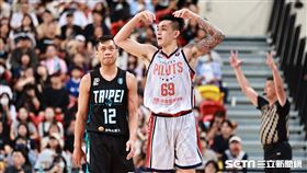 ▲桃園璞園領航猿後衛盧峻翔投進超前比數三分球。（圖／記者劉彥池攝影）