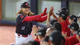 ▲味全龍吉力吉撈．鞏冠炸裂追平陽春砲。（圖／味全龍提供）