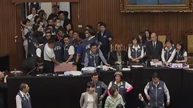 立法院今天爆發激烈衝突，多名立委掛彩送醫。