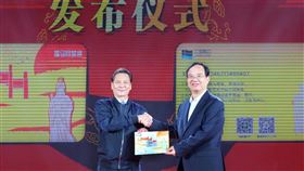 福建省委常委贈「福馬同城通」交通卡給王忠銘中國福建省委常委林寶金（右）2月致贈首張「福馬同城通」交通卡給連江縣長王忠銘（左），歡迎馬祖居民申請使用，持卡到中國福州市將可享各項優惠。（連江縣政府提供）中央社記者高華謙傳真  113年3月6日