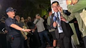 青年學生聚集「立法院前抗議」。（圖／翻攝畫面）